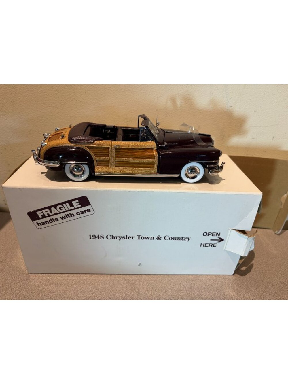 Diecast Model Car Danbury Mint 1948 Chrysler Town & Country Convertible 1:24
